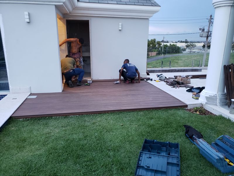 Deck em área de piscina residencial