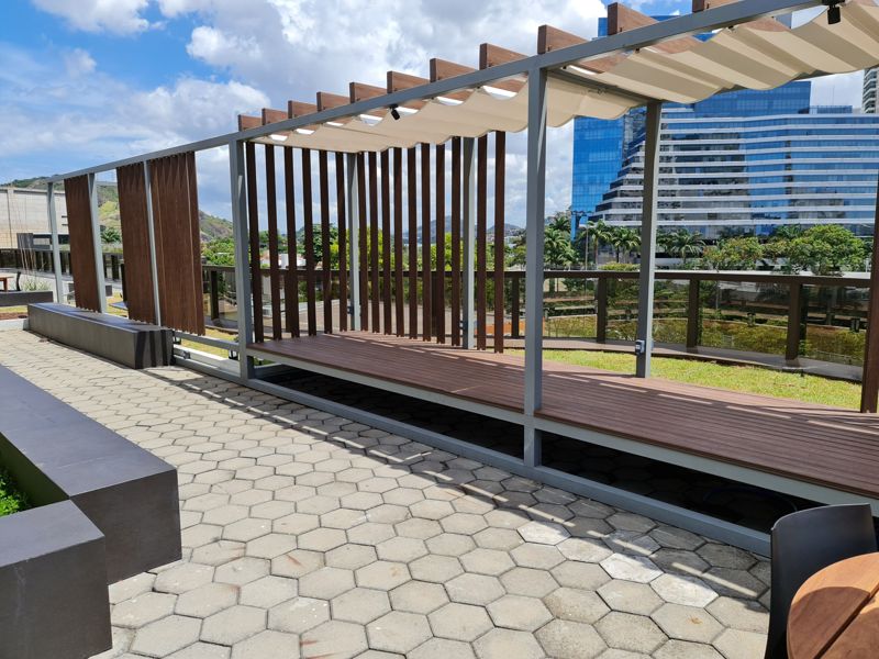 Deck em área comercial com ripado
